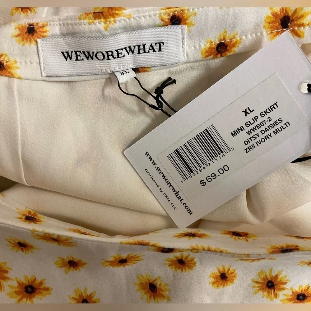 NWT We Wore What Daisies Floral Mini